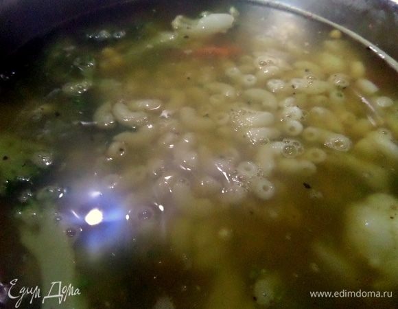 Когда овощи готовы, высыпаем макаронную добавку.