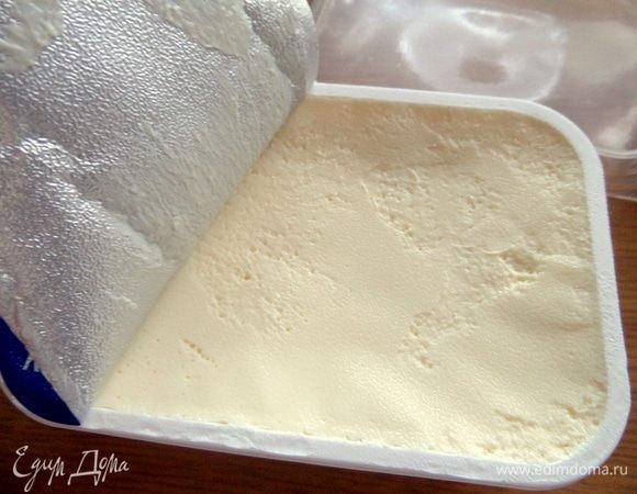 Плавленый сыр берем классический, но можно с зеленью или грибами — кому как нравится.