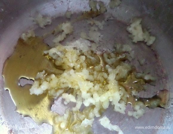 Чеснок прокалить в масле.
