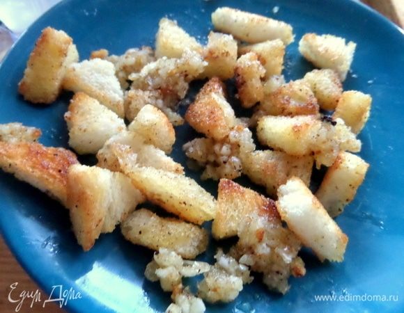 Встряхнуть чеснок с сухариками.