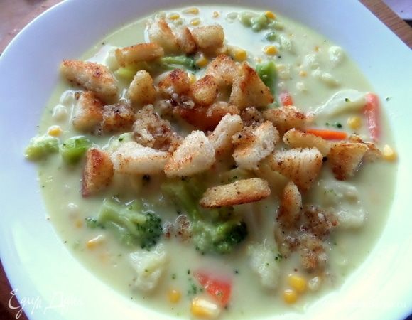 Налить порцию супа, сверху посыпать сухариками. Можно уже подать особо нетерпеливым.