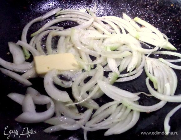 Готовим карамелизированный лук.