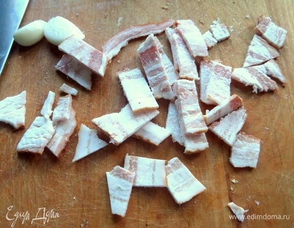 Снова обжарить сухарики уже с беконом.