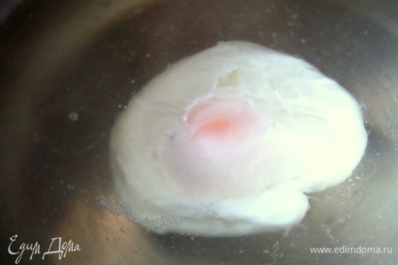 Это еще не все! Кому-то захотелось сделать яйцо пашот: в кастрюле с горячей водой и уксусом влить осторожно в «воронку».