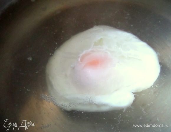 Это еще не все! Кому-то захотелось сделать яйцо пашот: в кастрюле с горячей водой и уксусом влить осторожно в «воронку».