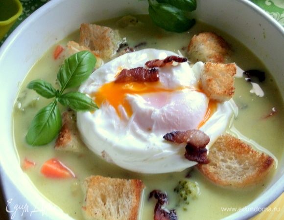 Готовое яйцо перенести в тарелку, украсить листиками.