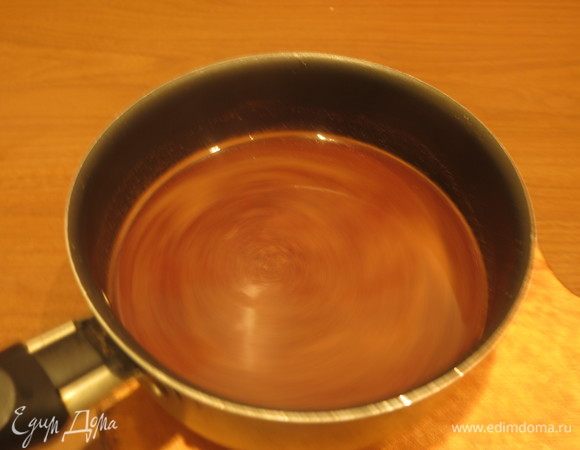 Варим до растворения шоколада и сахара и охлаждаем минимум 3 часа, лучше — ночь.