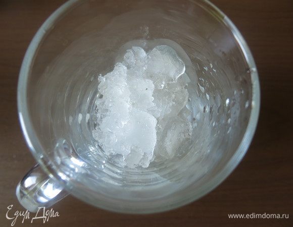 В стакан насыпаем лед.