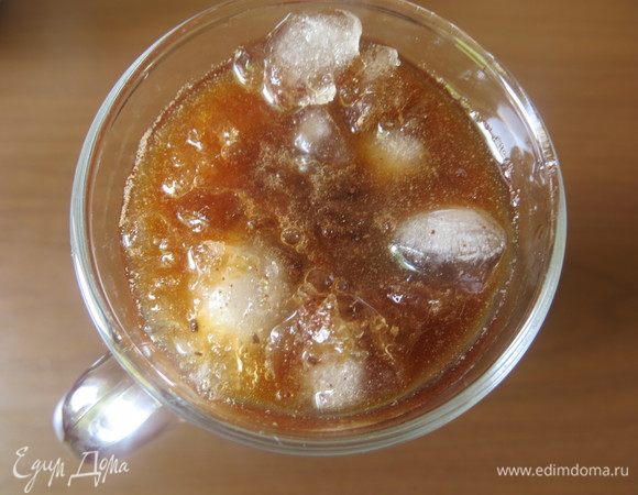 Наливаем холодный кофе.