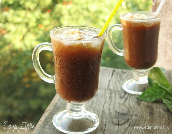 Сверху кладем ложку взбитых сливок. По вкусу свежий напиток с выраженным шоколадным вкусом и послевкусием кофе. Приятного!