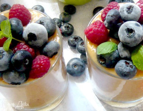 Можно украсить ягодами и мятой.