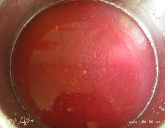 Соединяем 1,5 литра воды, шкурки и косточки кизила.