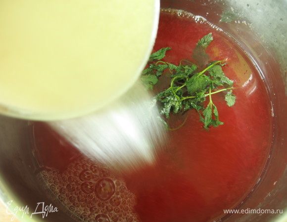 Кладем веточки мяты и добавляем сахар. Кипятим.