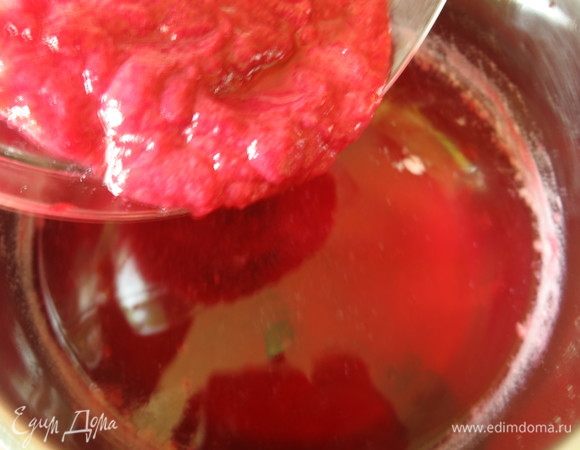 Даем напитку остыть и кладем мякоть кизила.