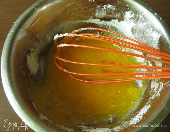 Соединяем желтки и сахарную пудру.