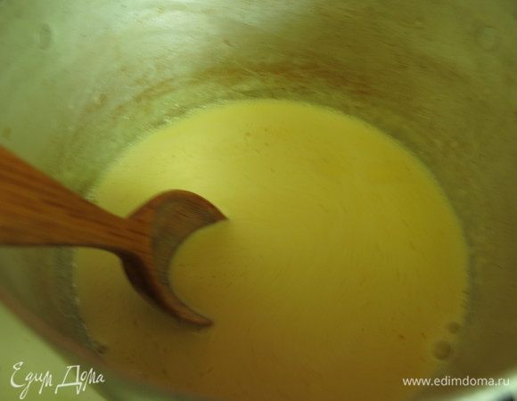 Нагреваем сливки. Взбиваем желтки на малой скорости и вливаем аккуратно сливки.
