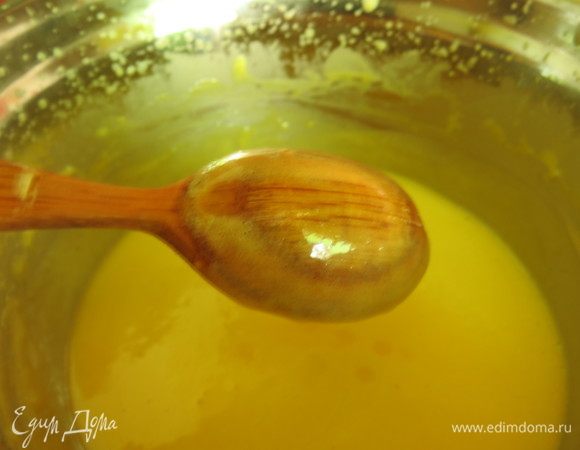 Если окунуть ложку в массу, вытащить и провести полоску, то она не растекается, остается. Получается не такая густая масса, как на заварной крем, но уже устойчивая.