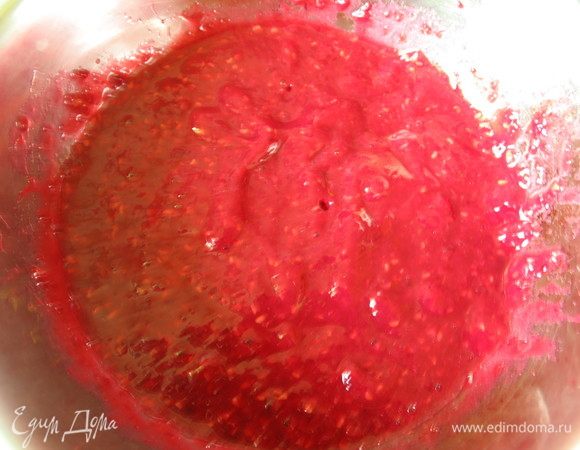 Малину перебиваем блендером и процеживаем.