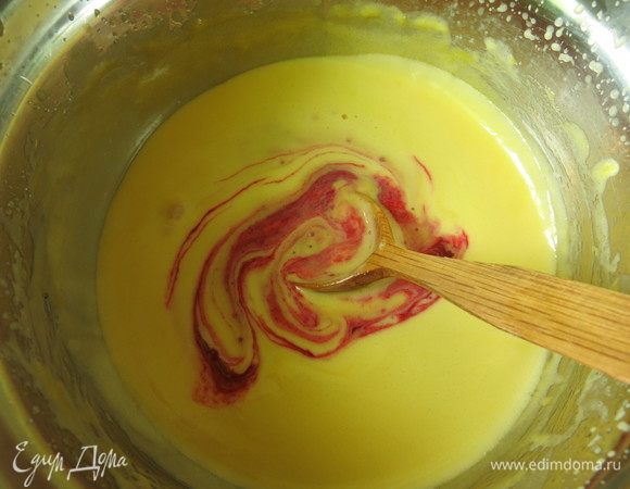 Даем сливочно-яичной массе остыть и вводим малину.