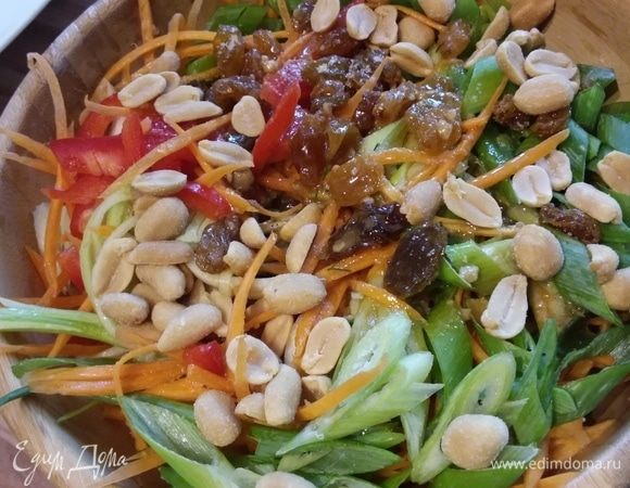 Для заправки смешать растертый в кашицу чеснок с соком лимона, соевым соусом, сахаром (у меня — сироп агавы, можно использовать любой подсластитель, к примеру, мед, кленовый сироп и т. д.) и пастой тахини. Размешать, чтобы не было комочков, и, взбивая соус вилкой, влить оливковое масло. Получится эмульсия, которую нужно добавить в салат, а также изюм и арахис. Перемешать.