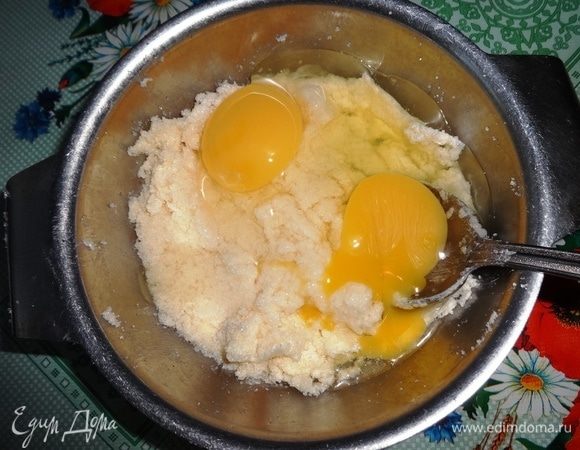 Размягченное масло растереть с сахаром, солью и ванилином. Добавить яйца и взбить до однородной массы.