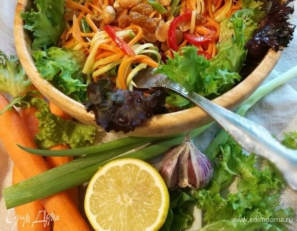 Салату можно дать немного настояться и пропитаться, а можно подавать сразу.