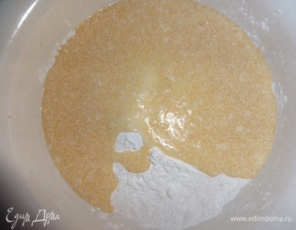 В яично-сахарную массу порциями всыпать просеянную муку, разрыхлитель и крахмал. Замесить тесто.