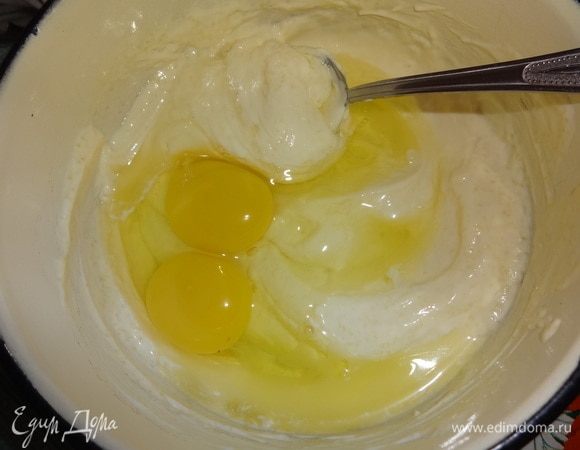 Для заливки соединить сметану, сахар, ванилин, яйца и взбить до однородной массы.