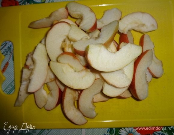 Яблоки разрезать пополам, удалить сердцевину и нарезать дольками среднего размера. Сбрызнуть яблоки лимонным соком.