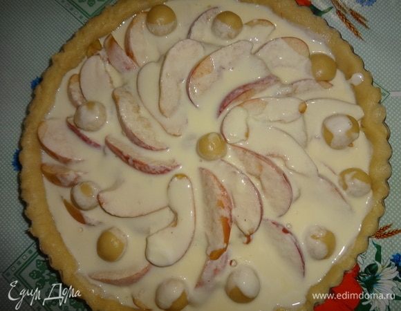 Залить пирог оставшейся сметанной смесью. Поставить в духовку, разогретую до 180°C, на 30–35 минут. Заливка должна слегка зарумяниться.