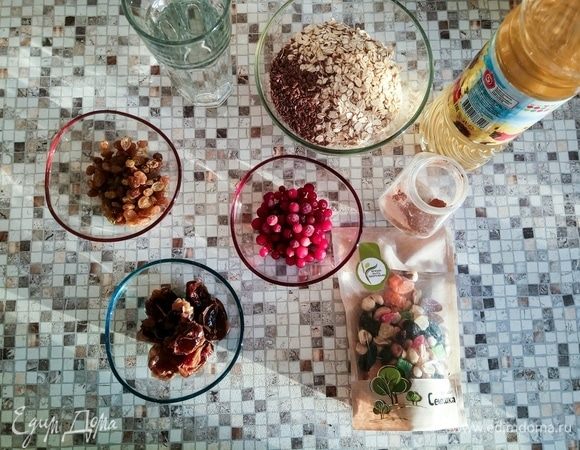 Подготовить ингредиенты. Изюм и финики ошпарить кипятком.