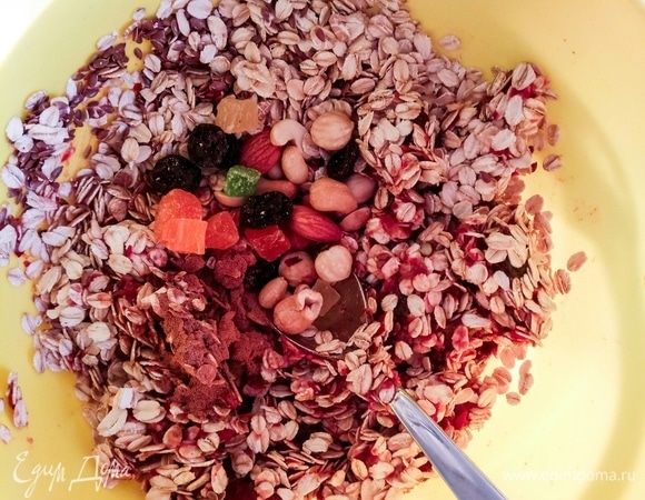 Измельчить ягоды и сухофрукты блендером. Добавить остальные ингредиенты, тщательно перемешать.