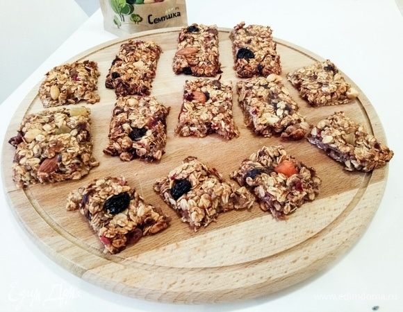 После окончания времени выпекания разделить на порции. Злаковые батончики с орехами и сухофруктами готовы.