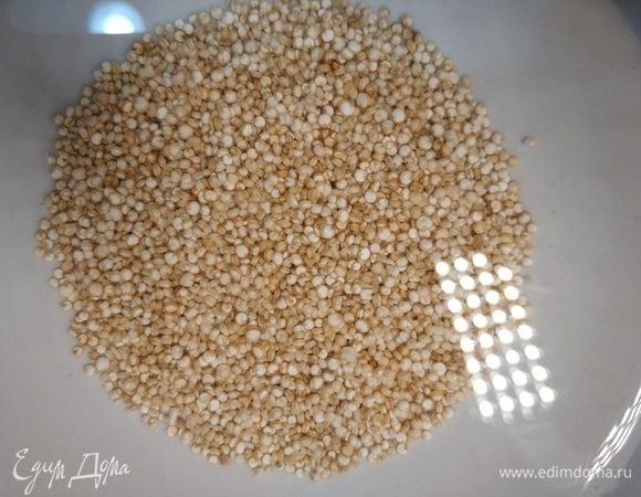 Киноа следует хорошо промыть несколько раз и замочить на 30 минут в холодной воде, чтобы убрать горьковатый привкус. Варить на медленном огне 15 минут, пропорция крупы к воде составляет 1:2.
