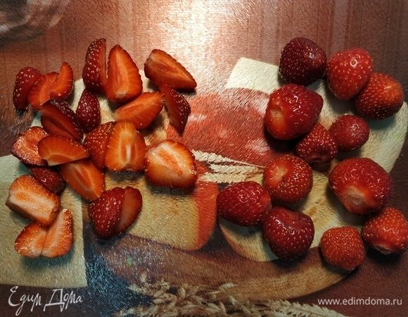 Режем клубнику на четвертинки.