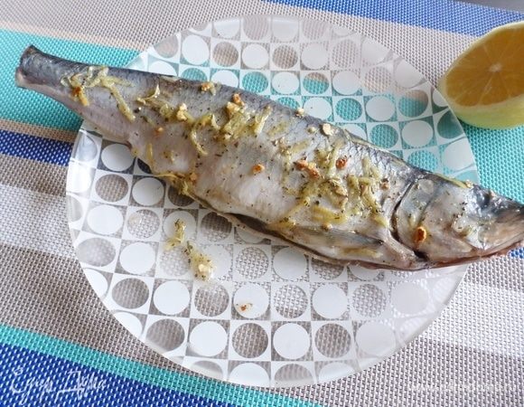 Сельдь разморозить, выпотрошить и хорошо помыть. Если хотите, то можно освободиться от хребтовой кости и жарить чистое филе, я так тоже готовила, но целиком вкуснее, она получается очень вкусной, мягкой и сочной. Приготовить маринад для рыбы. С лимона счистить цедру, выдавить сок, поперчить, добавить приправу для рыбы, влить растительное масло, посолить. Все хорошо перемешать. Отлично подходит специальная гриль-приправа для рыбы. В ней содержатся семена фенхеля, сухая мята, чеснок, белый перец, цедра апельсина, морская соль. Обмазать сельдь снаружи и внутри и оставить мариноваться на 10–15 минут.