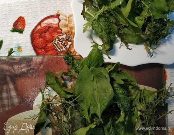 Начинаем оформлять с салатного микса. У меня смесь руколы с ее ореховым послевкусием, дерзкой горчицы и полезного шпината. Рвем зелень руками и выкладываем на тарелку горкой.