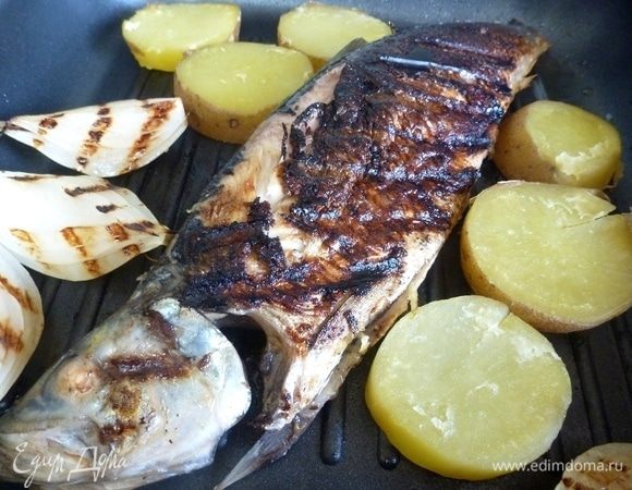 Когда пройдет указанное время, жарить рыбку на гриле или решетке до готовности, до золотистых бочков. Кружки картофеля сбрызнуть растительным маслом и отправить подпечься вместе с рыбой. Будет вкусный гарнир к ней. Так же подпеките лук и колечки лимона. Лук теряет свою горечь, становится сладким.