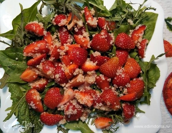 На зелень выкладываем смешанную с киноа клубнику.