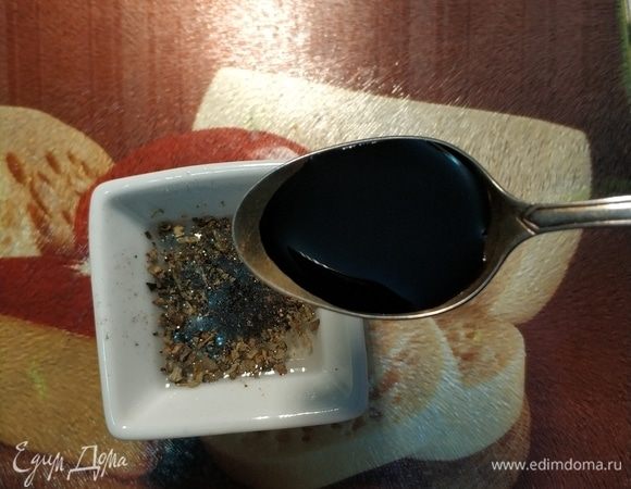 Для заправки смешиваем масло, базилик, мяту, соевый соус и, по желанию, мускатный орех на кончике ножа, лимонный сок 1/2 ч. л. Даем ингредиентам немного времени, чтобы «подружиться».