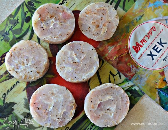 Каждый медальон посолить, поперчить, сбрызнуть лимонным соком, с помощью кисточки смазать оливковым маслом и обжарить на гриле до готовности (примерно по 7 мин. с каждой стороны).