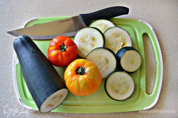 Овощи помыть, обсушить и нарезать кружочками 5–7 мм.
