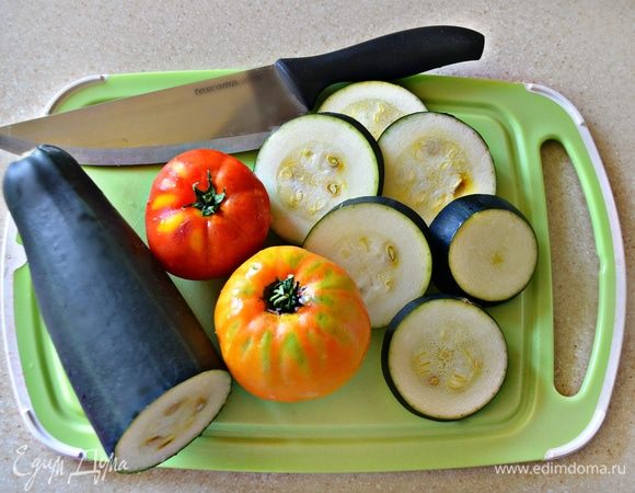 Овощи помыть, обсушить и нарезать кружочками 5–7 мм.