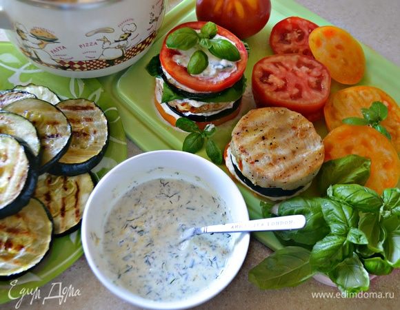 Теперь приступим к сборке «башенок». Кружочек помидора смажьте соусом, сверху уложите кружок цукини, также смажьте соусом, далее — филе хека, смазанный соусом, и повторите: цукини, соус, помидорка.