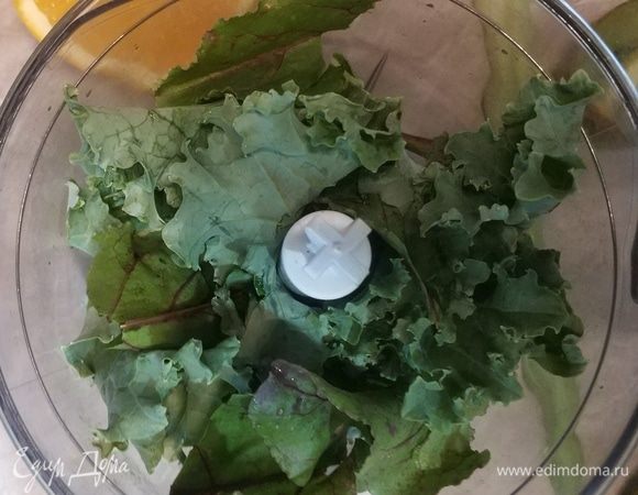 Порвать кейл и мангольд и загрузить в блендер, тщательно пробить.