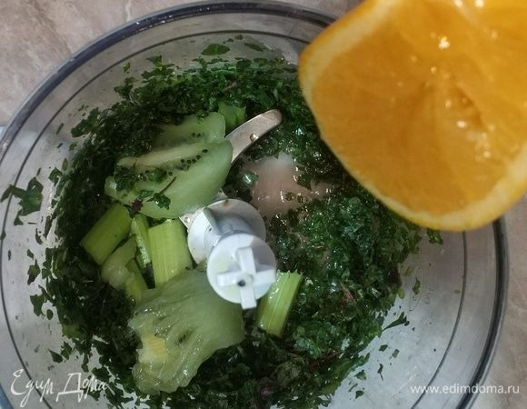 Добавить мякоть киви, нарезанный брусочками стебель сельдерея и сок апельсина. Пробить блендером.