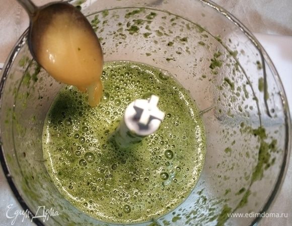 Далее в блендер отправляем 1 ч. л. меда и 50 мл воды (на свой вкус, больше-меньше). Тщательно смешиваем ингредиенты в блендере.