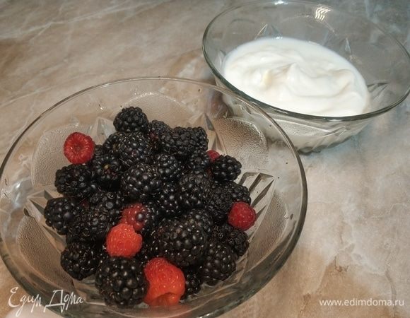 В качестве основы для мороженого можно взять любые сезонные ягоды. У меня была ежевика и несколько ягодок малины.