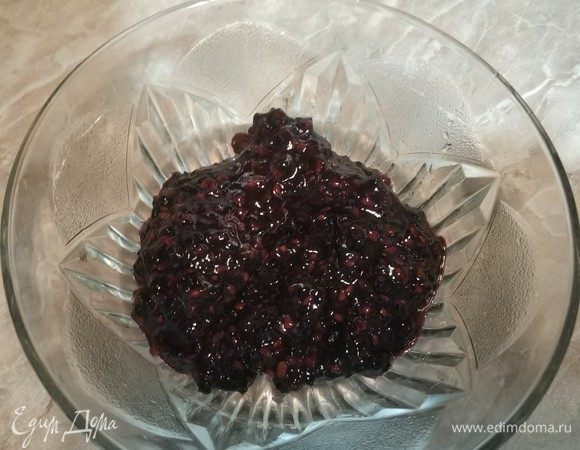 Ягоды необходимо размять в пюре вилкой либо сделать его при помощи блендера. Несколько ягодок отложите.