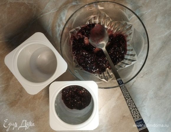 Далее на дно формочек для мороженого (я использовала баночки из-под йогурта) выкладываем ягодное пюре.